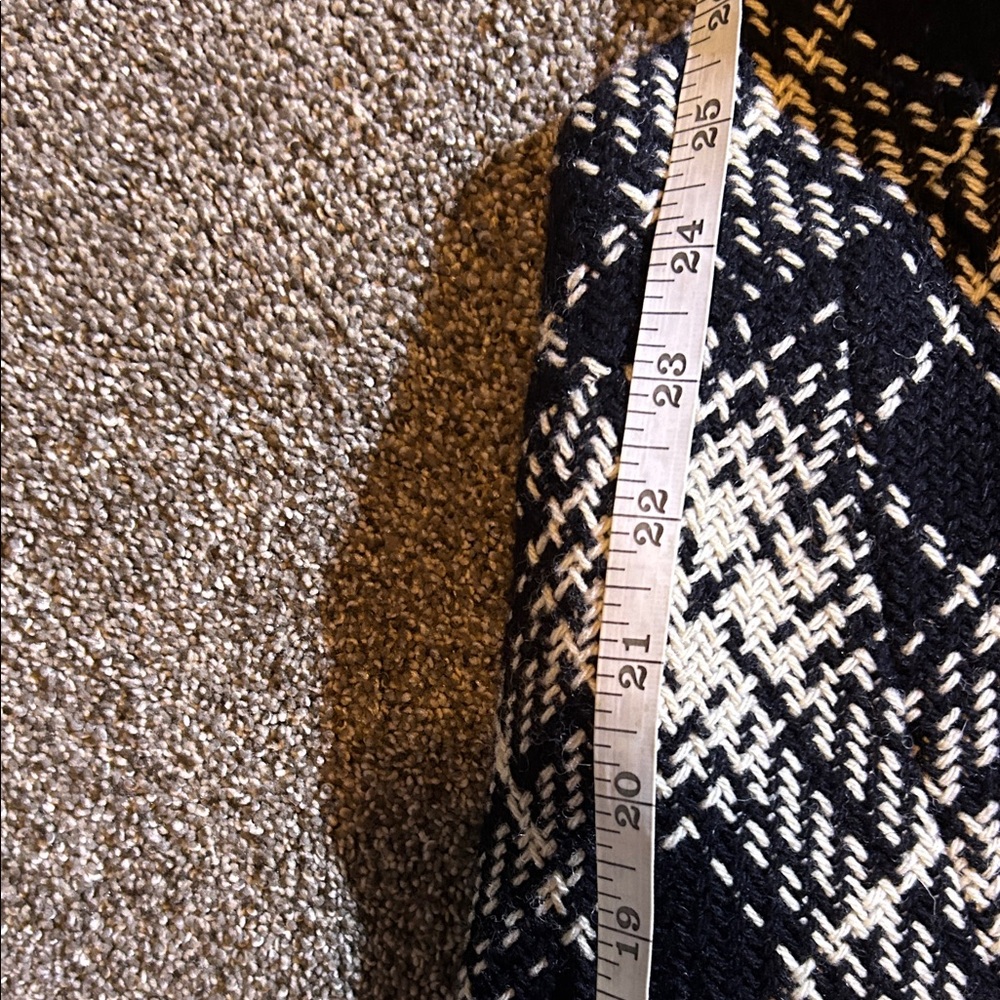 Elegant Black and White Plaid Women's coat great for the weather coming up - Picture 9 of 9